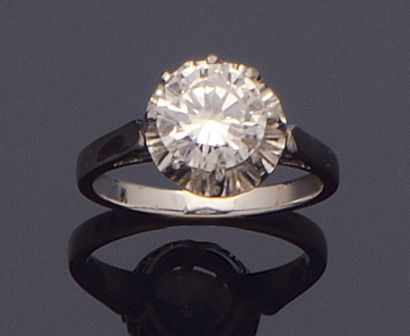 null Bague solitaire en or gris 18K (750/oo) et platine sertie d'un diamant taille...