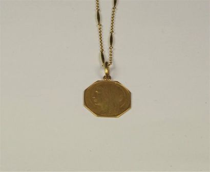 null Médaille ancienne en or jaune 18K (750/oo) représentant la vierge, vers 1920,...