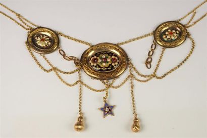 null Collier draperie en or jaune ( 18 carats 750 millièmes ) orné de trois médaillons...