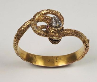 null Bracelet ouvrant en or jaune ( 14 carats 585 millièmes) à décor de serpent agrémenté...