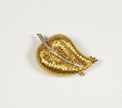 null Broche feuille en or ( 18 carats 750 millièmes ) jaune sertie d'une ligne de...