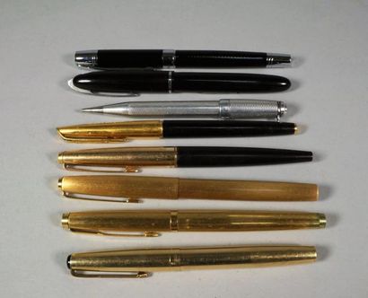 null Lot de stylos en métal doré.