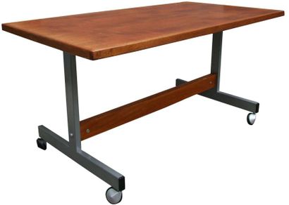 null Table basse rectangulaire à roulettes en bois et métal laqué gris. Années 1970....