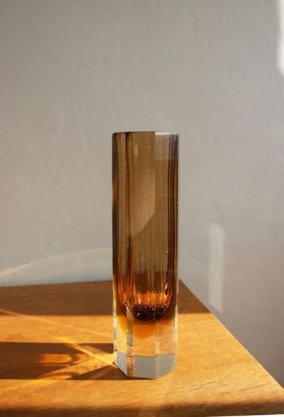 MURANO Vase Sommerso en verre transparent et ambre à facettes octogonales. Années...