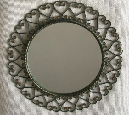 null Miroir circulaire en métal, patine vert de gris et doré, années 1960.? D. 45...