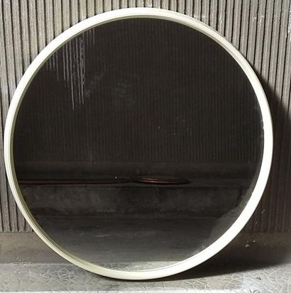 null Grand miroir circulaire, cadre en plastique crème. Années 1970. D. 68 cm