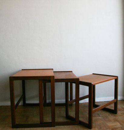 null Ensemble de 3 tables basses gigognes en teck. Années 1960 L.57 cm P. 40 cm -H....