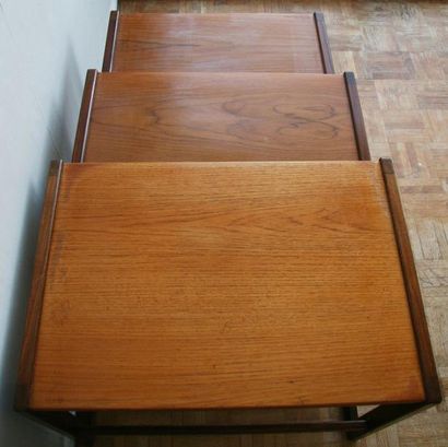 null Ensemble de 3 tables basses gigognes en teck. Années 1960 L.57 cm P. 40 cm -H....