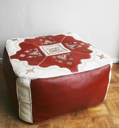 null Grand pouf marocain carré en cuir rouge et blanc brodé de fils blanc, noir et...