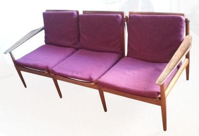 ARNE VODDER (1926-2009) Banquette trois places en teck. Assises et dossiers recouverts...