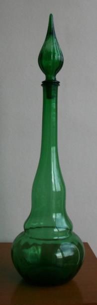 null Grand flacon en verre teinté vert et son bouchon. Années 1970 H. 63 cm