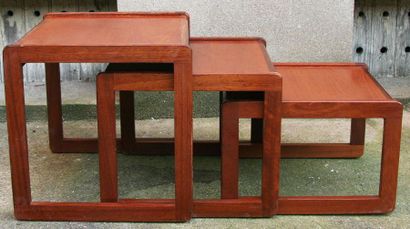 null Ensemble de tables gigognes en placage de teck Années 1960 70 H. 43 cm – 50...
