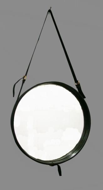 JACQUES ADNET (1901-1984) Miroir à suspendre circulaire à revêtement et sangles de...