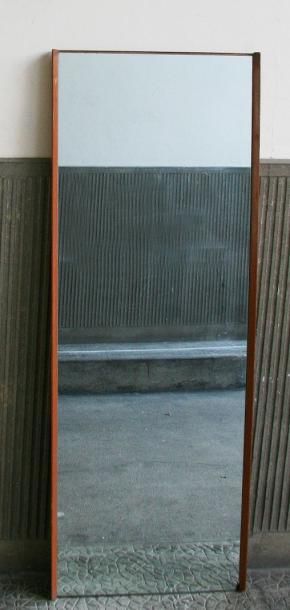 null Grand miroir, cadre en teck Années 1960 (éclat en bas)