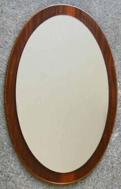 null Miroir ovale, cadre en teck Années 1960 H. 57 cm – l. 36 cm