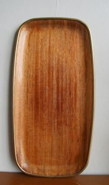 null Plat ovale en bois cerclé de métal doré Années 1950 60 L. 35 cm à vue