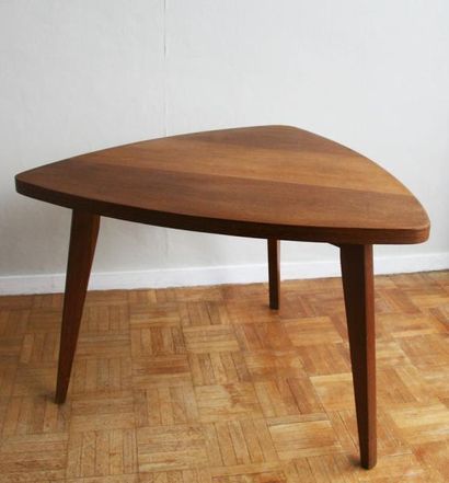 null Table basse tripode, plateau de forme libre en placage de bois. Piétement en...
