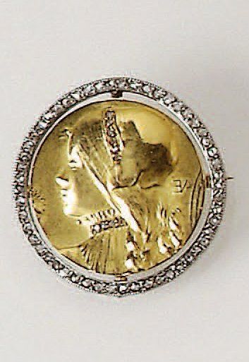 null Broche ronde en or jaune et or gris à décor de profil de jeune femme ciselé,...