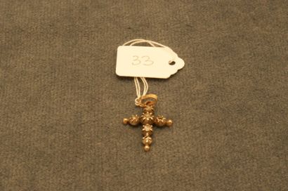 null Petite croix Arlésienne en or et argent sertie de roses, époque XIX°. Poids...