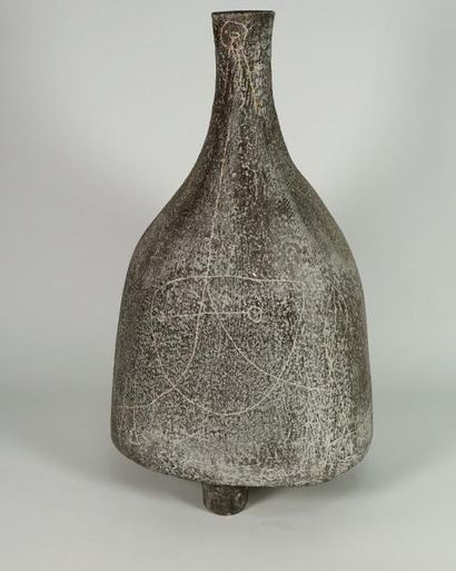 null Vera SZÉKELY (1919-1995) Vase de forme libre en grès, reposant sur 3 pieds ,...
