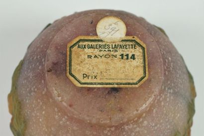 null WALTER Amalric (1870-1959) & BERGE Petite coupe en pâte de verre à décor végétal...