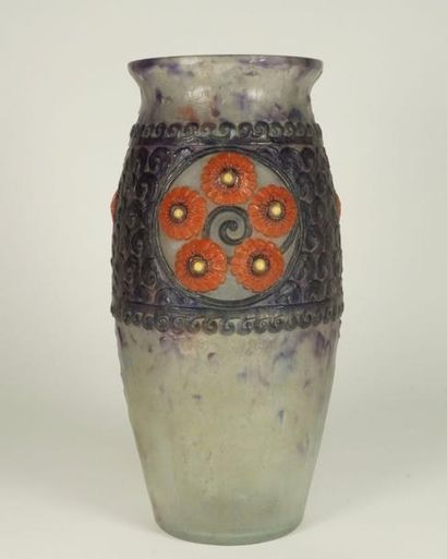 Gabriel ARGY ROUSSEAU (1885-1953) Vase "médaillon fleuri" Vase en pate de verre polychrome...