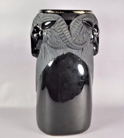 HENRI DIEUPART ( 1888- 1928) Tête de mouflons vase en verre H 35 cm