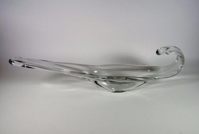 ANONYME Grande coupe en cristal transparent. L 80 cm.