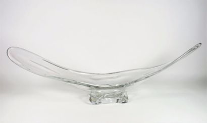 JB France Grande coupe en cristal transparent. L 79 cm.