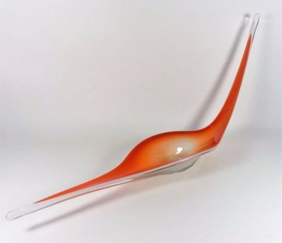 null Importante coupe en verre à décor dégradé orange. L 88 cm.