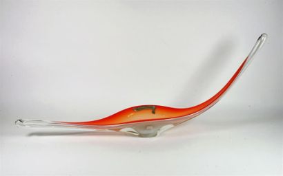 null Importante coupe en verre à décor dégradé orange. L 83 cm.17
