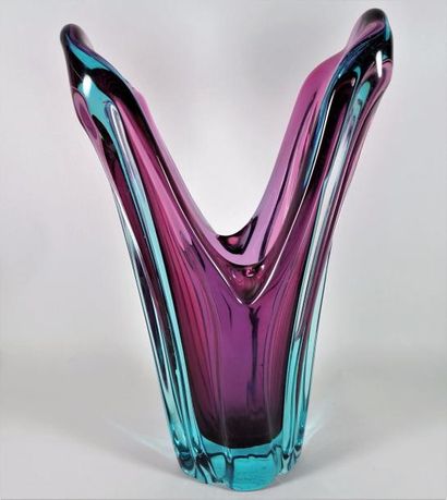 ANONYME Important vase à deux lobes en cristal de couleur améthyste et bleu ciel...