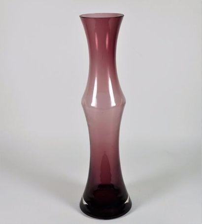 ANONYME Vase diabolo en verre fumé. H 40 cm.