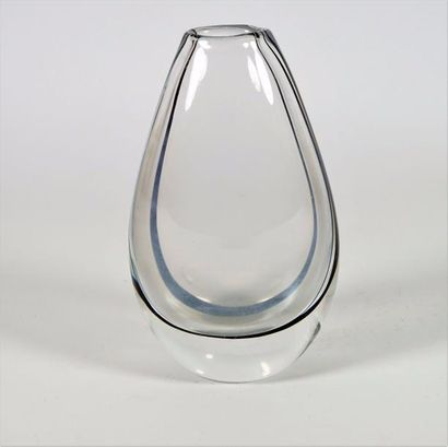 KOSTA BODA (Suède) Vase en verre épais orné d’un filet noir en inclusion .H 17 c...