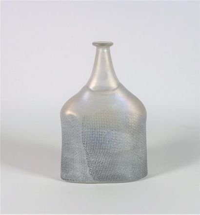 KOSTA BODA (Suède) Vase soliflore en verre givré signé. H 23 cm.