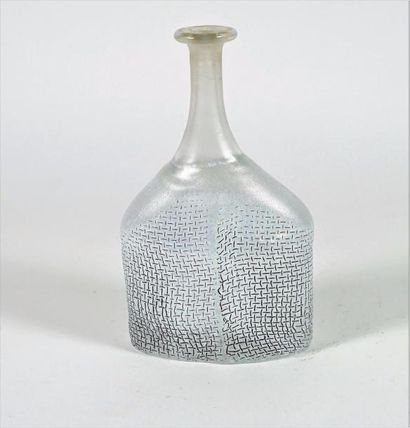 KOSTA BODA (Suède) Vase soliflore en verre givré, signé. H 16 cm.