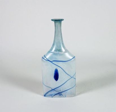 KOSTA BODA (Suède) Vase soliflore modèle Galaxy en verre givré orné d’une résille...