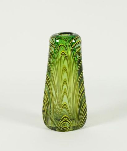 null Vase en verre de couleur verte à décor de filets jaunes. H 23 cm.