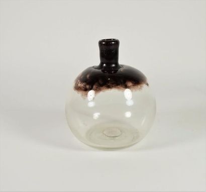 Claude MONOD (1944 – 1996) Vase circulaire à petit col en verre soufflé à décor nuagé...