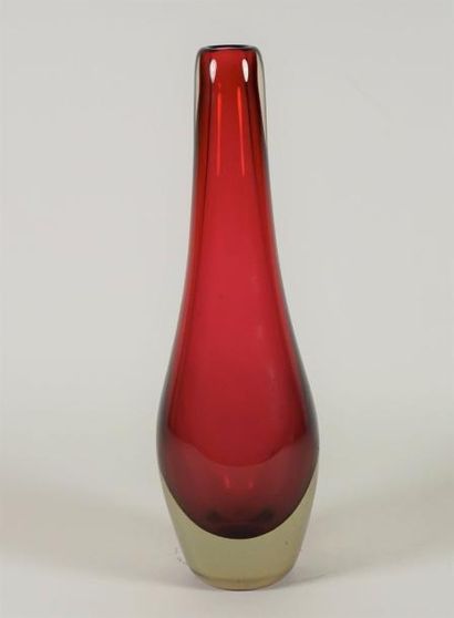 ANONYME Vase soliflore en épais verre rouge. 34 cm.