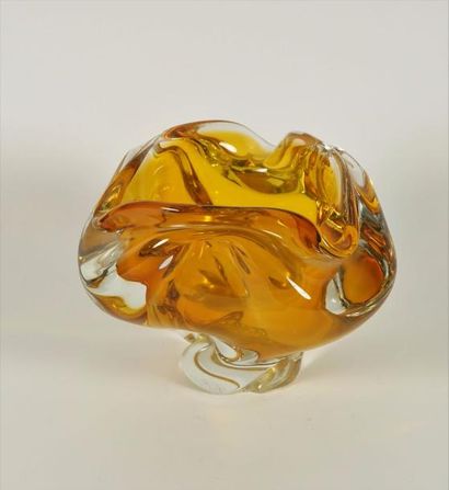 ANONYME Coupe de forme libre en épais verre jaune petites égrenures .H 11 cm.