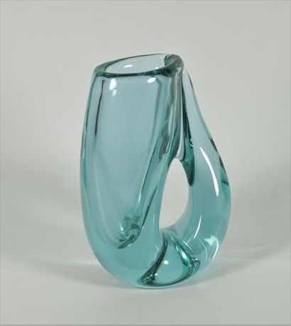 SÈVRES Vase en épais cristal de couleur bleu ciel. H 35 cm.