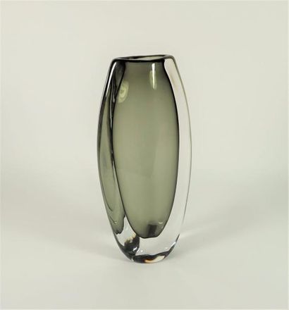 Sven PALMQVISTpour ORREFORS Vase « possibly » en épais verre fumé et transparent,...