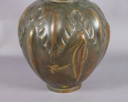 Liberato ZOLA (actif entre 1914 et 1932) Vase en dinanderie d’étain à décor en relief...