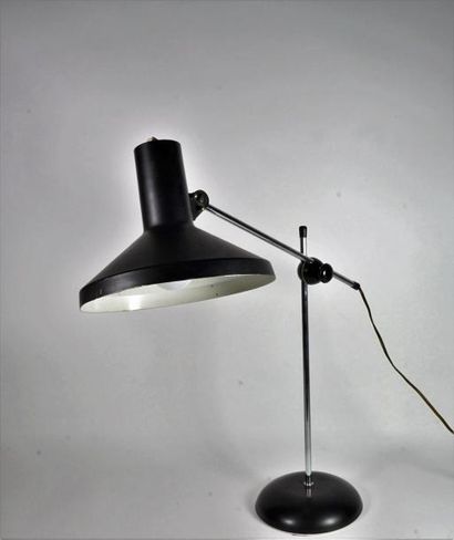 null Lampe à poser à cache ampoule conique en métal laqué noir sur une tige en métal...