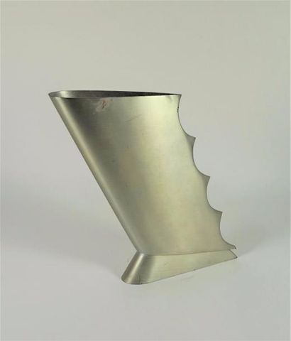 MERANO ? Vase en métal brossé. H 28 cm.