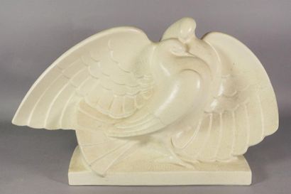 LEJAN (XXème siècle) Pigeon en céramique craquelée, signée. 30 x 45 cm