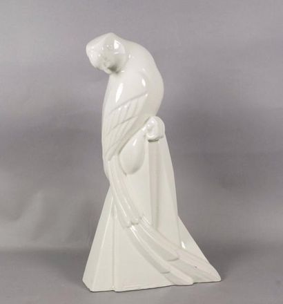 Charles LEMANCEAU (1905-1980) Perroquet en céramique blanche émaillée et craquelée...