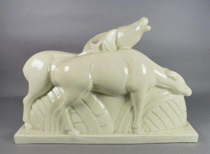 Charles LEMANCEAU (1905-1980) Biches en céramique blanche émaillée et craquelée....