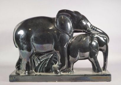 Charles LEMANCEAU (1905-1980) Eléphants en céramique émaillée noire, signé 36 x 51...
